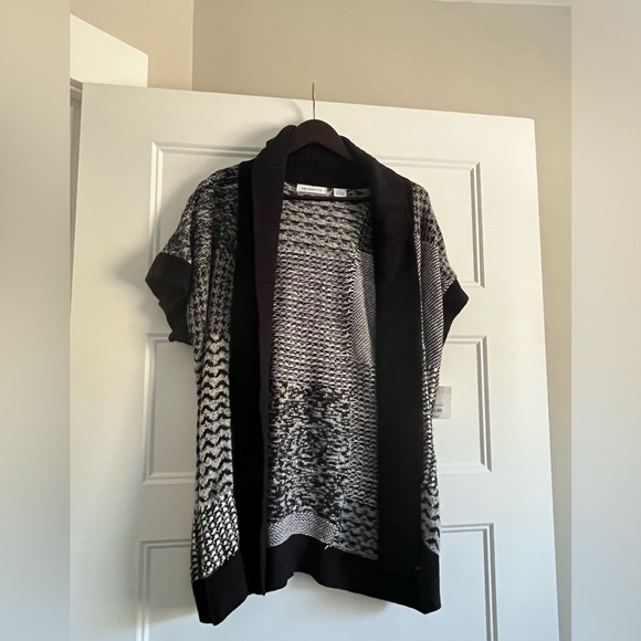 Liz Claiborne Black And White Patchwork Look
Woman's L Short Sleeve Sweater - Picture 2 of 9